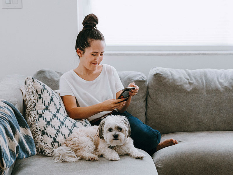 Một người phụ nữ đã nghe những lời khuyên về tin nhắn hẹn hò đầu tiên trực tuyến này đã mỉm cười và nhắn tin khi ở trên ghế dài với chú chó của mình.