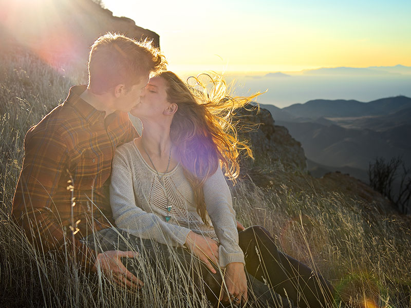Một cặp đôi chú ý đến những dấu hiệu này rằng bạn đang yêu nhau khi hôn nhau trên đỉnh núi vào lúc hoàng hôn.
