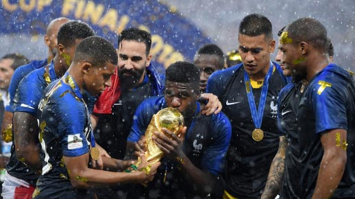 Đội tuyển Pháp ăn mừng cúp vô địch trong cơn mưa năm 2018