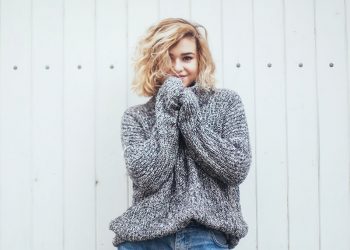 Dấu hiệu cô nàng nhút nhát thích bạn - Ai đó rụt rè đang thích bạn?