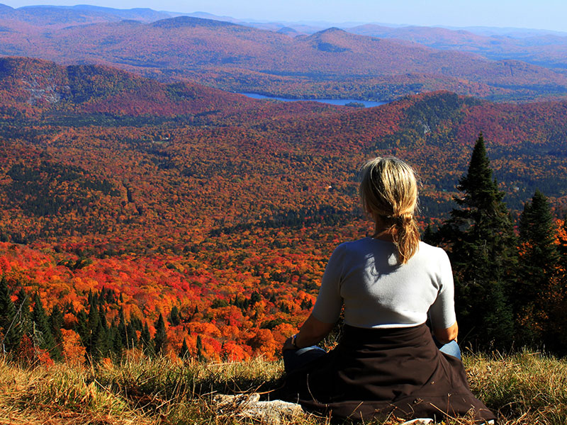 Một người phụ nữ sau khi chia tay, ngồi thiền trên núi.