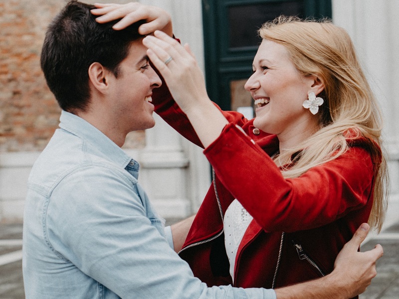 cặp đôi cười khi sử dụng lời khuyên về mối quan hệ mới để gần gũi hơn