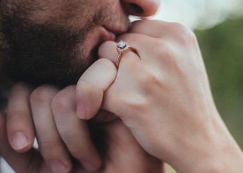 Hôn tay bạn gái, hôn tay có ý nghĩa gì?