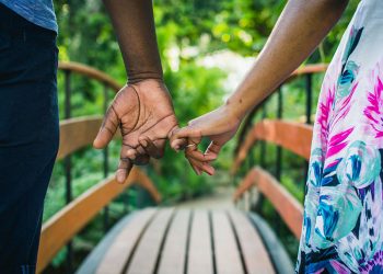 7 Dấu hiệu chàng nhút nhát thích bạn