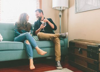 Cách nhận biết con gái thích mình - 9 Dấu hiệu nhận biết