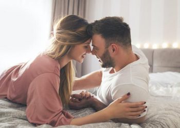 Lý giải tại sao đàn ông thích đụng chạm phụ nữ?