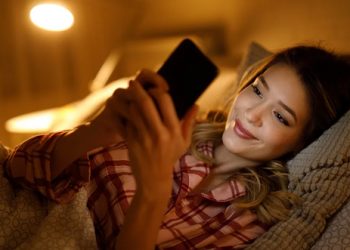 cách nhắn tin khi yêu xa giúp giữ lửa mối quan hệ của bạn